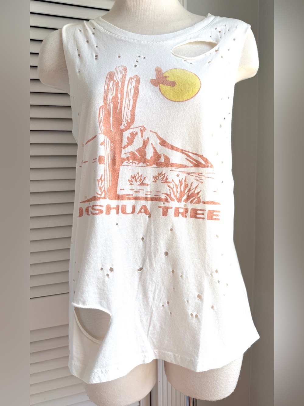 M🏜️ Daydreamer Joshua Tree Desert White Distressed Graphic Muscle Tee Tank Top